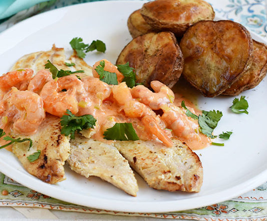 Pescado cubierto con camarones y salsa blanca